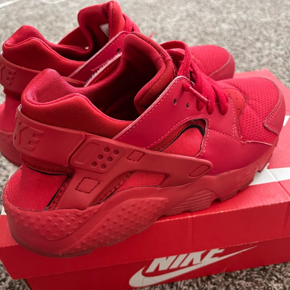 Nike Huarache Run
Big Kids' Shoes. COLOR: RED